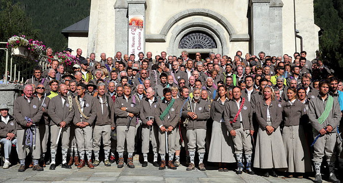 http://www.ledauphine.com/haute-savoie/2013/08/15/la-fete-des-guides-de-chamonix-une-tradition-qui-se-veut-solidaire