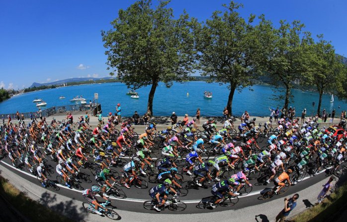 The peleton racing lakeside in Annecy in 2015